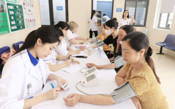 Providing reproductive health check-ups, consultations, and free medicine to 400 women in Ngoc My commune, Quoc Oai district, Hanoi